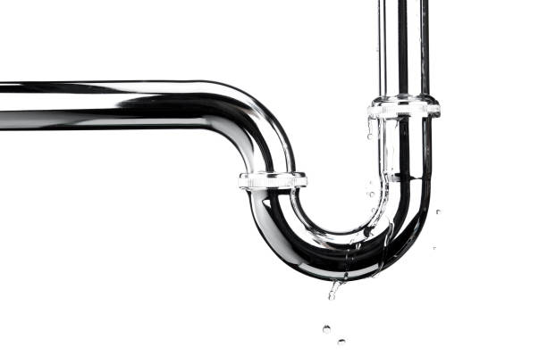 vazamento de água do tubo de pia de aço inoxidável em isolamento no fundo branco - drop faucet water sink - fotografias e filmes do acervo