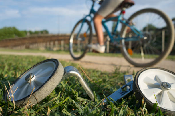 premier jour sans concept de roues d’entraînement - roue stabilisatrice photos et images de collection