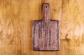 ein-leeres-schneidebrett-auf-einem-alten-holztisch-rustikale-retro-stil.jpg?b=1&s=170x170&k=20&c=9KmMUvsaqVRm8pzz3cv5oz_yAejQ1QDAcAModW5C9zk=