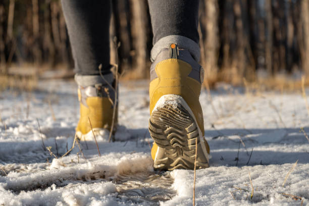 warme damenstiefel für schneewandern im winter. nahaufnahme - snow track human foot steps stock-fotos und bilder