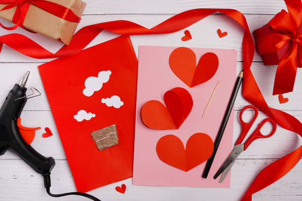 Valentines diy. Step by step instruction for handmade valentine greeting card with parachute from hearts. Craft gift, flat lay. step 2 Valentines diy. Step by step instruction for handmade valentine greeting card with parachute from hearts. Craft gift, flat lay. step 2 scissors photos stock pictures, royalty-free photos & images