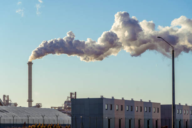 rohre mit riesigen rauchwolken in der fabrik dicht vor dem blauen himmel an einem sonnigen tag. konzept der ökologie, umweltverschmutzung - old station natural gas russia stock-fotos und bilder