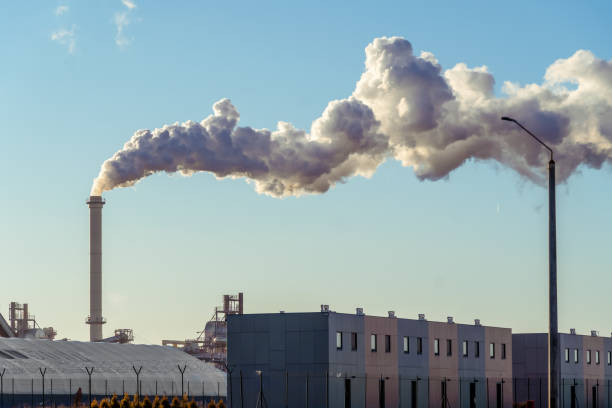 canos com enormes nuvens de fumaça na fábrica de perto contra o céu azul em um dia ensolarado. conceito de ecologia, poluição ambiental - old station natural gas russia - fotografias e filmes do acervo