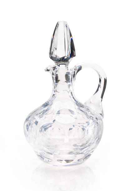 decantador de cristal de corte de chumbo isolado em branco, contém caminho de recorte. - decanter crystal carafe glass - fotografias e filmes do acervo