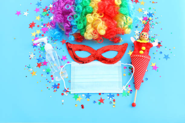 파란 배경위에 카니발, 파티, 푸림 축하 (유대인 카니발 휴일) 코로나바이러스 예방 개념, 의료용 마스크 - clown costume humor wig 뉴스 사진 이미지