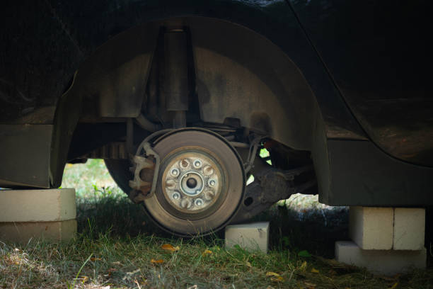 外のレンガの上に車のクローズアップ。盗難車の車輪のコンセプト。車輪が欠けている車。 - wooden hub ストックフォトと画像