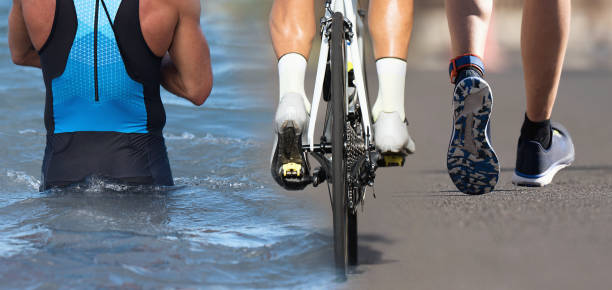 triatlón bicicleta de natación correr triatleta hombre para ironman concepto de carrera - triathlon fotografías e imágenes de stock