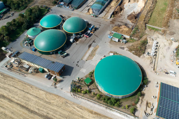biogasanlage und landwirtschaftliche fläche - luftbild - anaerobic stock-fotos und bilder