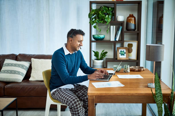 istock Turning home into a full fledged contact centre 1294438528