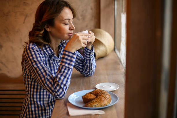 kvinna dricker kaffe - cafe buns eating bildbanksfoton och bilder