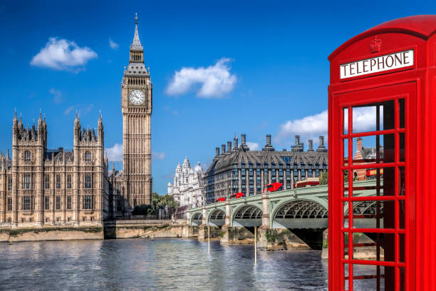 símbolos de londres com big ben, double decker buses e red phone booth na inglaterra, reino unido - red telephone box - fotografias e filmes do acervo