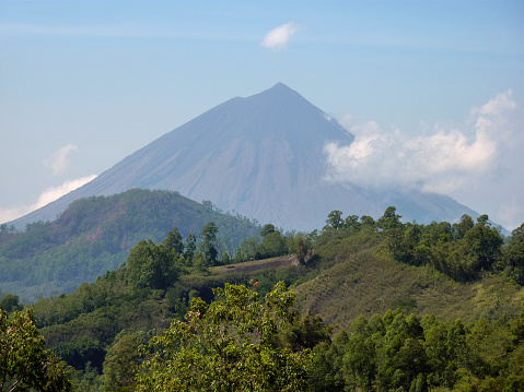 Volcán Inierie, Flores, Indonesia photo