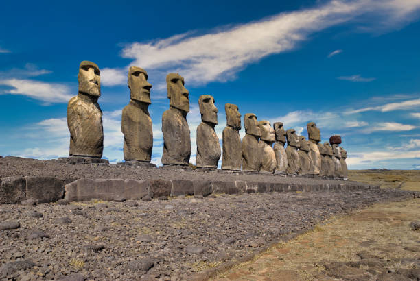 moais à ahu tongariki, rapa nui national park, île de pâques, chili - moai statue photos et images de collection