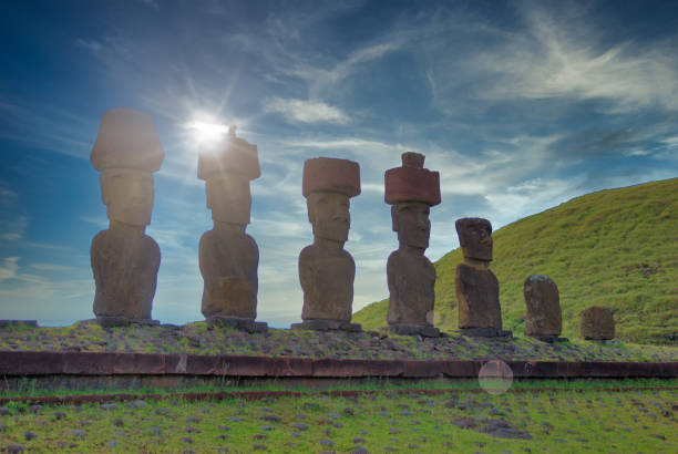 moais sulla spiaggia di anakena, rapa nui, isola di pasqua. - ahu tahai foto e immagini stock