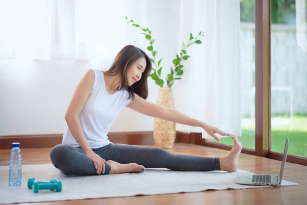 belle femme asiatique restant en forme en faisant de l’exercice à la maison pour un mode de vie tendance sain - staying fit photos et images de collection