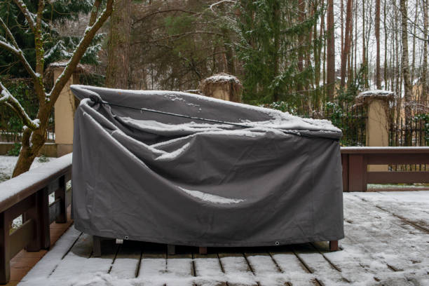 móveis de pátio cobertura protegendo móveis ao ar livre da neve. - snow house color image horizontal - fotografias e filmes do acervo