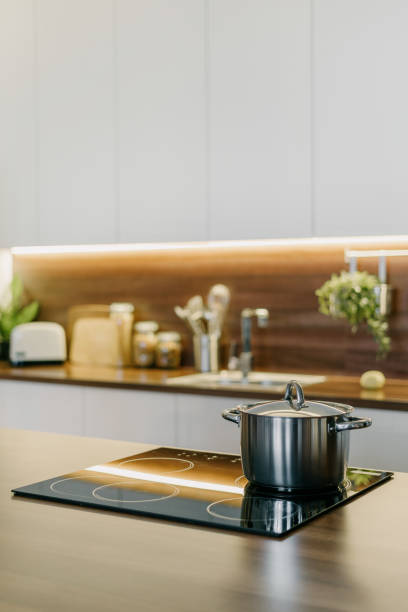 objetos na mesa da cozinha em apartamento contemporâneo - stove ceramic burner electricity - fotografias e filmes do acervo