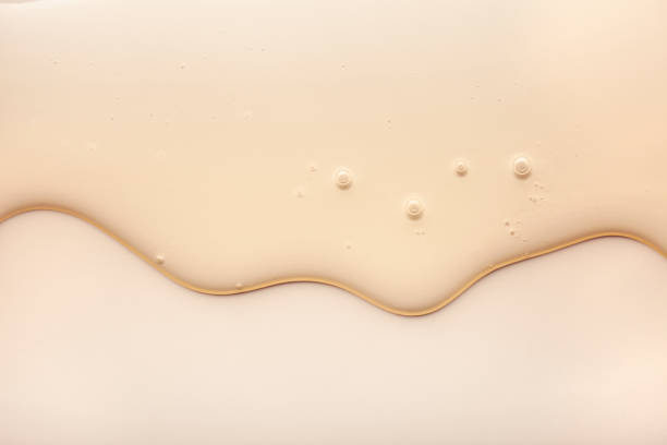 lubrificante per crema di lozione di raffreddamento tonico tonico in oro beige trasparente trasparente - olio per massaggi foto e immagini stock