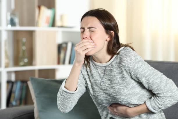 mulher com dor de estômago prestes a vomitar em casa - the vomiting of blood - fotografias e filmes do acervo