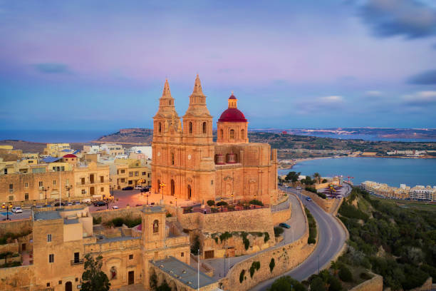 iglesia parroquial en mellieha durante el amanecer, tomada en noviembre de 2020 - islas de malta fotografías e imágenes de stock