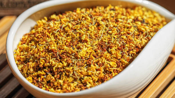 яркие, желтые цветы османтуса для чаепития в чайном сосуде - pepper spice dried plant image стоковые фото и изображения