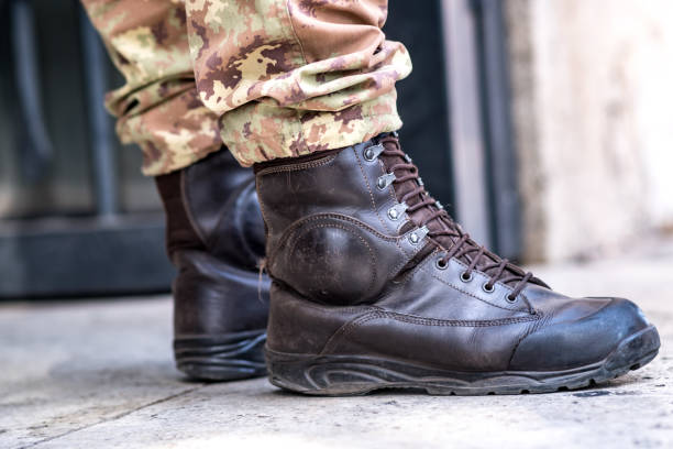 army soldier boots - combat boots imagens e fotografias de stock