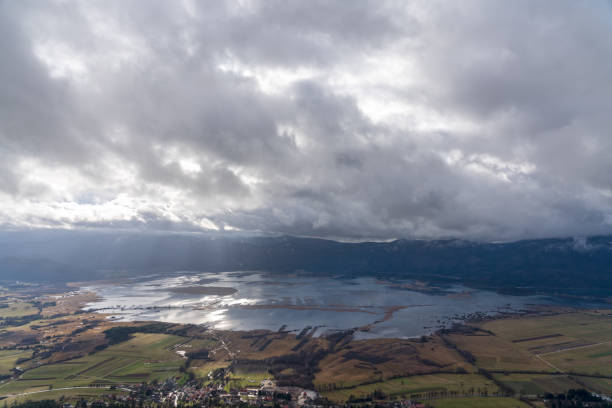 hochwinkelansicht auf dem cerknica-see - lake cerknica stock-fotos und bilder