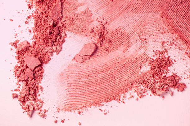 poudre de fard à joues mat rose rose vif tacheté rose smudged de texture de gradient de palette de cache-cernes de fond de teint mat sur le fond d’isolement rose et noir - fard a joues photos et images de collection
