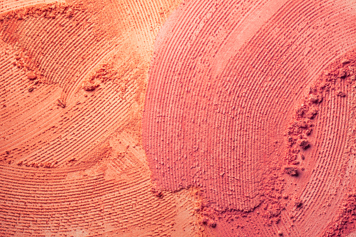 Smudged maquillaje degradado paleta de la paleta ocultador base mate blusher polvo sobre el fondo aislado rosa y negro photo
