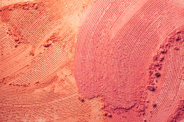 smudged maquillaje degradado paleta de la paleta ocultador base mate blusher polvo sobre el fondo aislado rosa y negro - maquillaje fotografías e imágenes de stock
