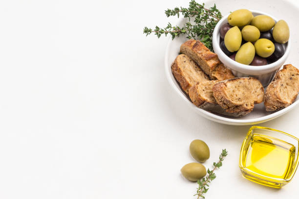 oliven und brotscheiben in keramikschüssel. - vinegar bottle herb white stock-fotos und bilder