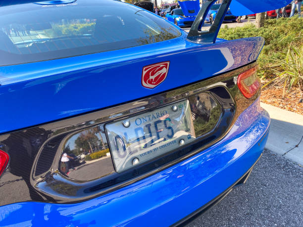 um automóvel shelby cobra em um show de carros público e café. - cobra car shelby close up - fotografias e filmes do acervo