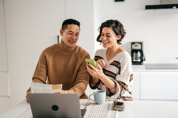 online banking per il budget familiare - coppia in cucina con bollette - household finances foto e immagini stock