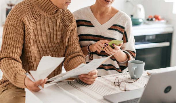 финансовая концепция семейного бюджета - e commerce couple working at home internet стоковые фото и изображения