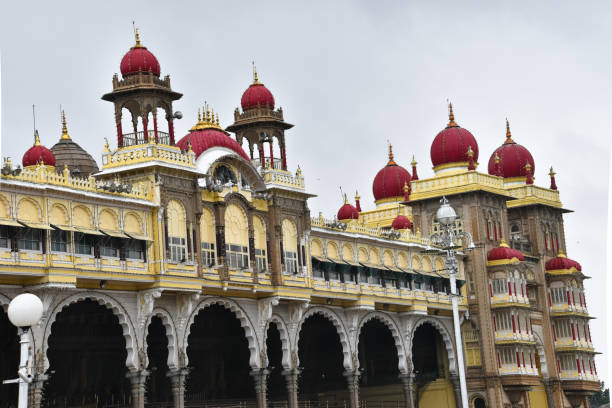 tiro de perto do palácio mysore, karnataka tendo arquitetura indo-islâmica. - wodeyar - fotografias e filmes do acervo