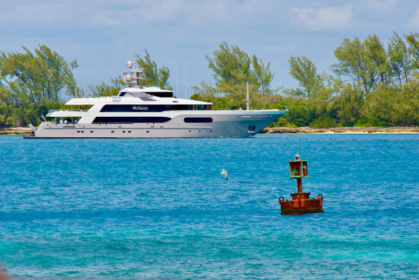 супер яхта "myseanna", нассау, багамы - harbor island стоковые фото и изображения