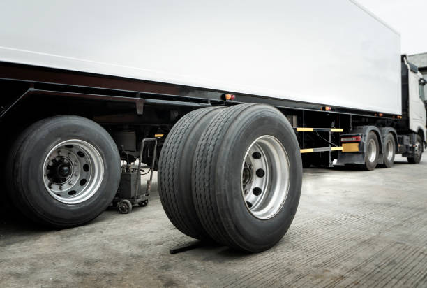 przyczepa ciężarówka maintenace i naprawy. opony na koła zapasowe ciężarówki czekające na zmianę. - truck semi truck car transporter vehicle trailer zdjęcia i obrazy z banku zdjęć