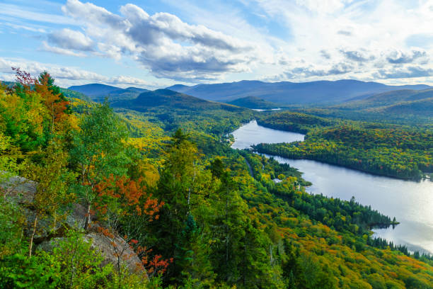 モン・トランブラン国立公園のラ・ロシュ観測点 - laurentian moutains ストックフォトと画像