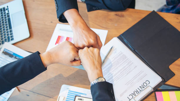 Group of diversity people fist bump holding hands together power of tag team. Teamwork Multiethnic people group working togetherness. Business people team holding hands successful. Business meeting grupo de diversidad personas golpeo de puño tomar la mano juntos poder de equipo de etiqueta. trabajo en equipo las personas multiétnicas se agrupan trabajando juntos. equipo de empresarios cogidos de la mano con éxito. reunión de negocios
