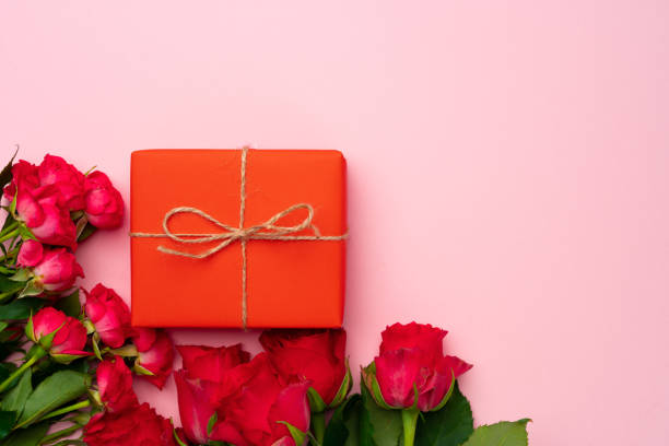 istock Bouquet of roses and gift box top view 1294556353