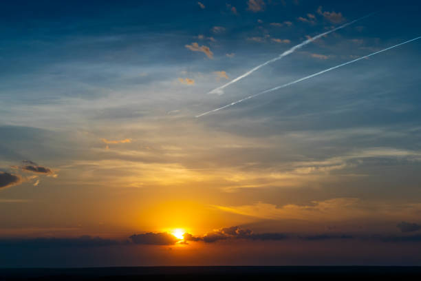 nuvens ao pôr do sol - vapor trail night sky sunset - fotografias e filmes do acervo
