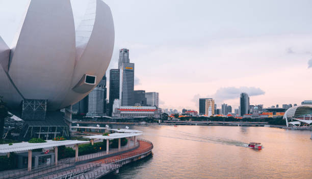 アートサイエンス ミュージアム シンガポール - marina bay sparse contemporary skyscraper ストックフォトと画像