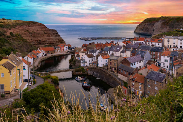 staithes temprano en la mañana, north yorkshire, inglaterra - yorkshire fotografías e imágenes de stock