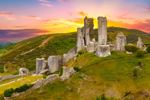 コルフ城、ドーセット、イングランドの劇的な夕日 - corfe castle ストックフォトと画像