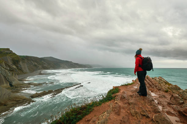 mujer de pie en el acantilado en españa - travel destinations mountain hiking profile fotografías e imágenes de stock