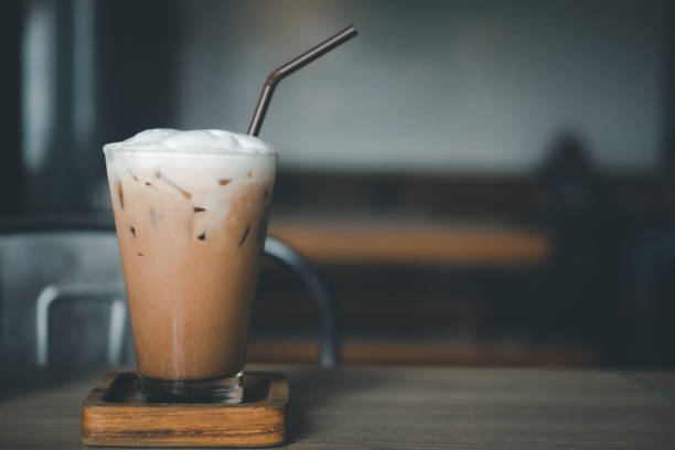 café glacé de moka dans une décoration en verre avec la crème sur le dessus sur une table en bois - milk shake coffee latté cold photos et images de collection