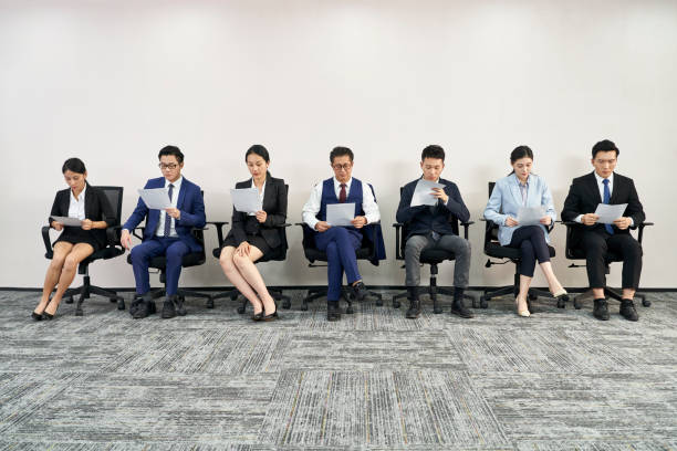 gruppo di uomini d'affari asiatici in attesa in fila per colloquio di lavoro - application form unemployment job search employment issues foto e immagini stock