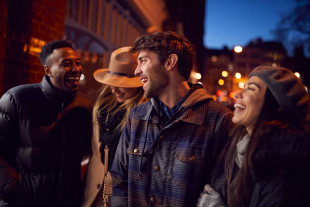 groupe d’amis dans la ville à l’extérieur le soir dehors ensemble - vie nocturne photos et images de collection