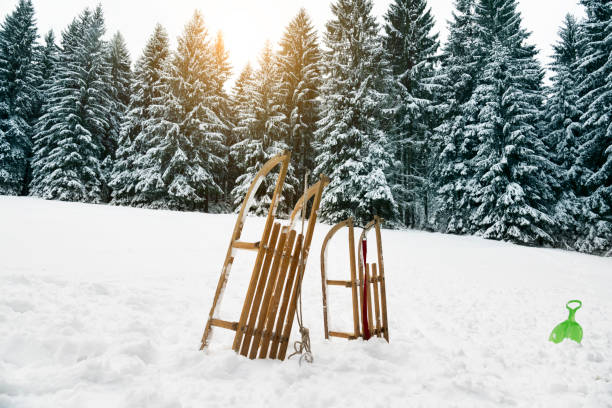 schlitten im tiefschnee - schlittenfahren stock-fotos und bilder