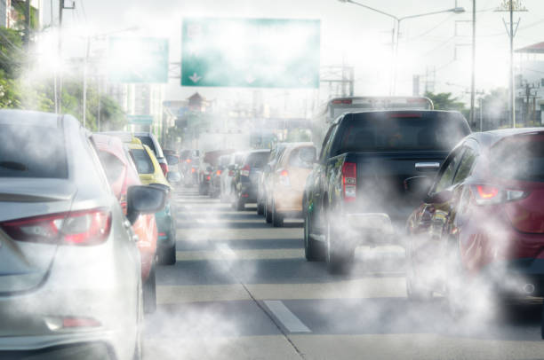humo del escape del coche - contaminación del aire fotografías e imágenes de stock